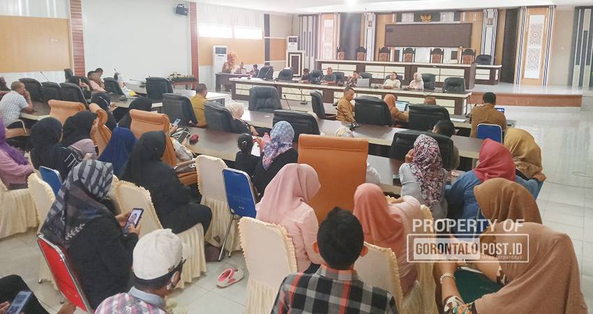 Komisi 1 DPRD Gorut saat menerima Aspirasi terkait P3K. (Foto : Alosius M. Budiman)