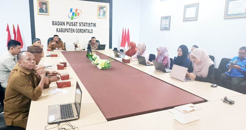 HADIR. Asisten ll Rommy Syahrain saat hadir dalam rilis BPS Kabupaten Gorontalo.