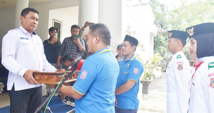 TERIMA. Asisten lll Haris S Tome saat menerima arak-arakan benderra pusaka dari Ketua KNPI Kabupaten Gorontalo Romatun Alamri