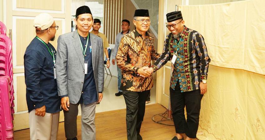 Pj Wali Kota Gorontalo, Ismail Madjid ketika menyapa para petinggi Wahdah Islamiyah. (Foto: Prokopim)