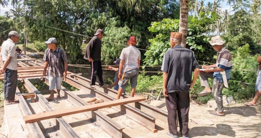 Kondisi jembatan Molowahu, yang ada di Desa Molowahu, Kecamatan Tibawa, Kabupaten Gorontalo, belum juga dilakukan perbaikan.