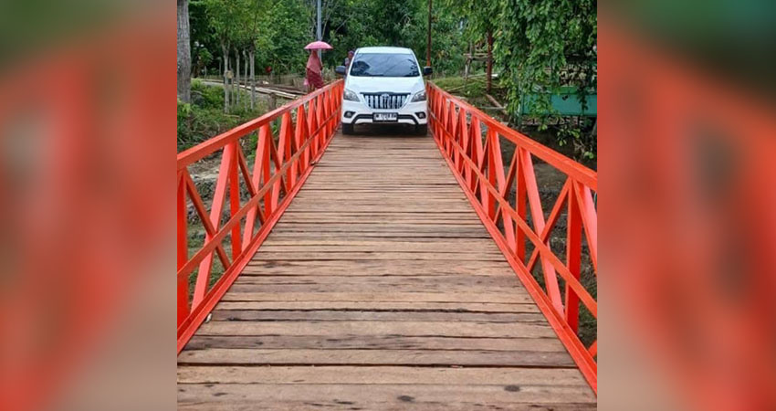 Jembatan swadaya yang dibangun warga Desa Molowahu Kecamatan Tibawa