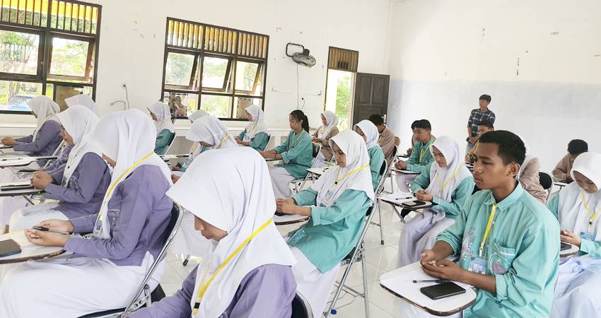 Para pelajar di SMA Negeri 7 Gorut saat belajar ilmu jurnalistik yang diselenggarakan oleh Mahasiswa PLP2 UNG jurusan bahasa dan sastra Indonesia, baru-baru ini. (Foto: Fajar Hunawa Mohi).