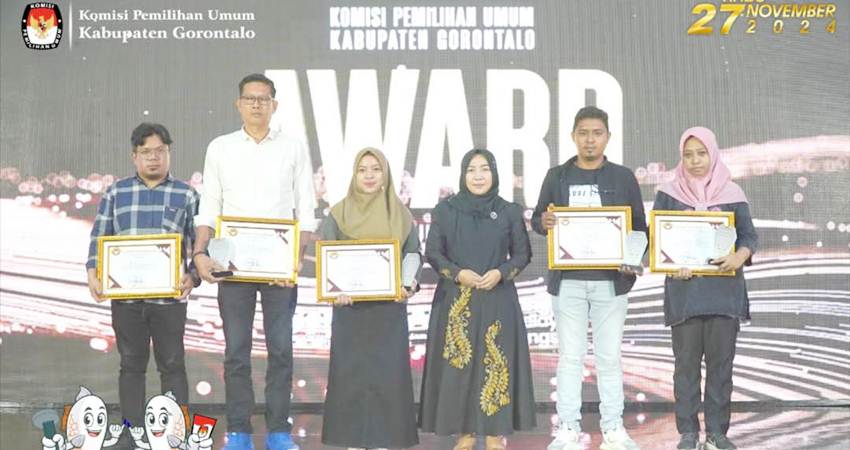FOSE. Salah seorang komisioner KPU Kabupaten Gorontalo Agustina Bilondatu saat foto bersama dengan sejumlah rekan media termasuk Gorontalo Post, seusai menyerahkan penghargaan.