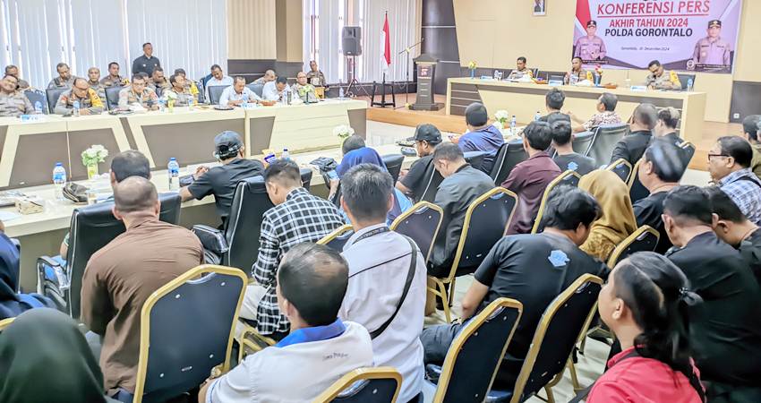 Kapolda Gorontalo Irjen. Pol. Drs. Pudji Prasetijanto Hadi, MH memimpin konferensi pers akhir tahun 2024 yang berlangsung di aula Mako Di Lantas Polda Gorontalo.