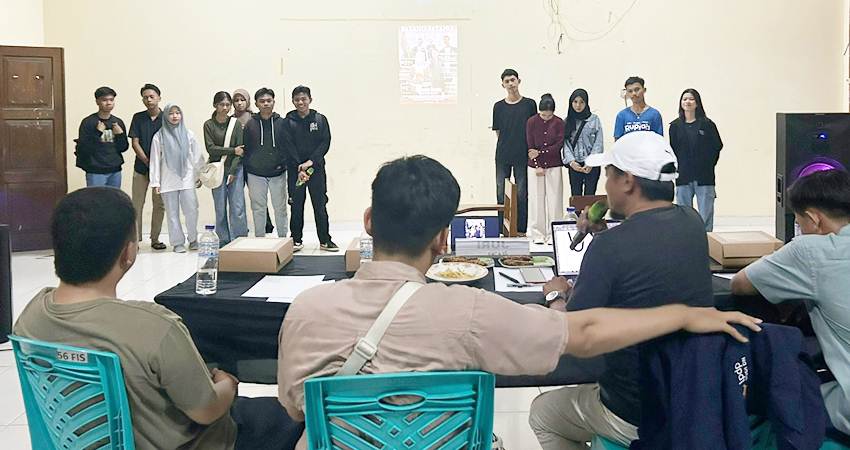 Kegiatan Pemutaran atau screening film yang dihadirkan oleh Bidang Multimedia Kreatif HIMAKOM UNG (F. Istimewa)