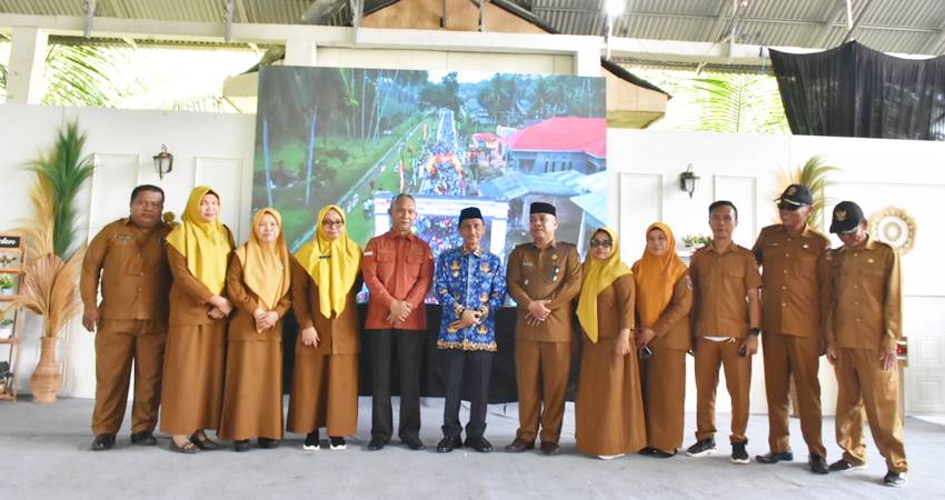 FOSE. Bupati Gorontalo Nelson Pomalingo saat foto bersama dengan Camat dan staf Kantor camat