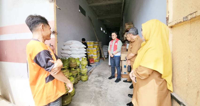 STOK TEKENDALI : Pertamina Patra Niaga Sulawesi bersama Pemda Kabupaten Gorontalo melakukan sidak terhadap sejumlah pangkalan LPG di Kabupaten Gorontalo, Selasa (14/1). (foto : dok / pertamina)
