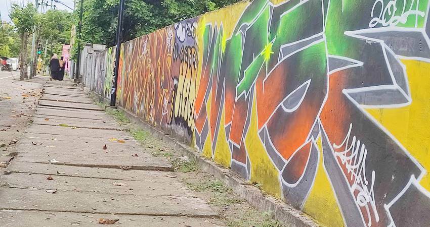 Lukisan grafiti di dinding tembok menambah kesan keindahan Kota Gorontalo. (F. Natha/ Gorontalo Post.)