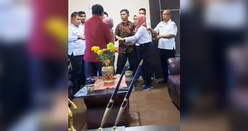 Potongan video insiden kericuhan antara Lurah Molosipat U dan pihak lain di ruangan Camat Sipatana.
