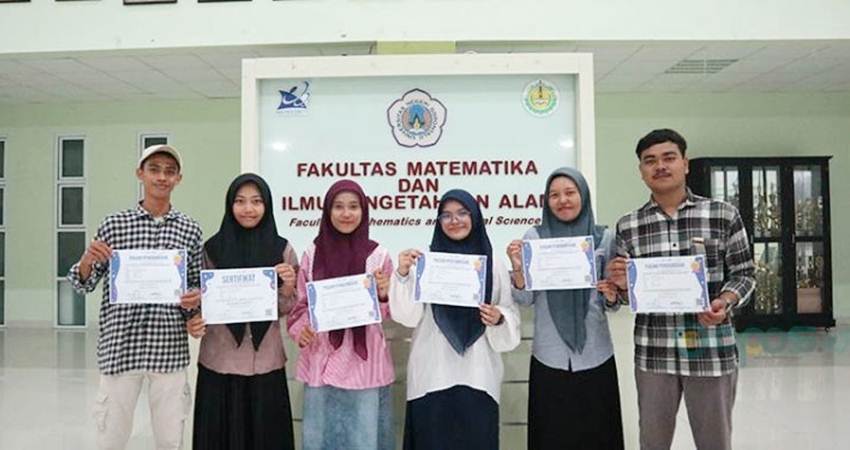 Para mahasiswa yang menunjukkan sertifikat juara dalam Olimpiade Sains Nasional 2025, (F. Istimewa)