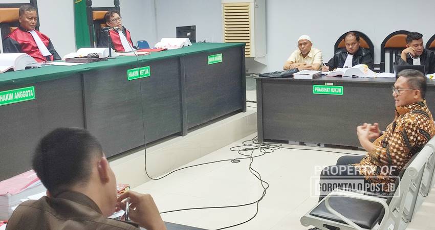 Marten Taha saat menjadi saksi dalam persidangan dugaan Tindak Pidana Korupsi proyek revitalisasi jalan Panjaitan, Rabu (22/1/2025). (F. Natha/Gorontalo Post)