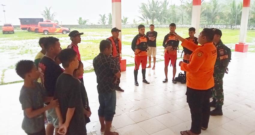 Tim SAR Gabungan saat evaluasi usai pencarian hari pertama, Kamis (23/01/2025)