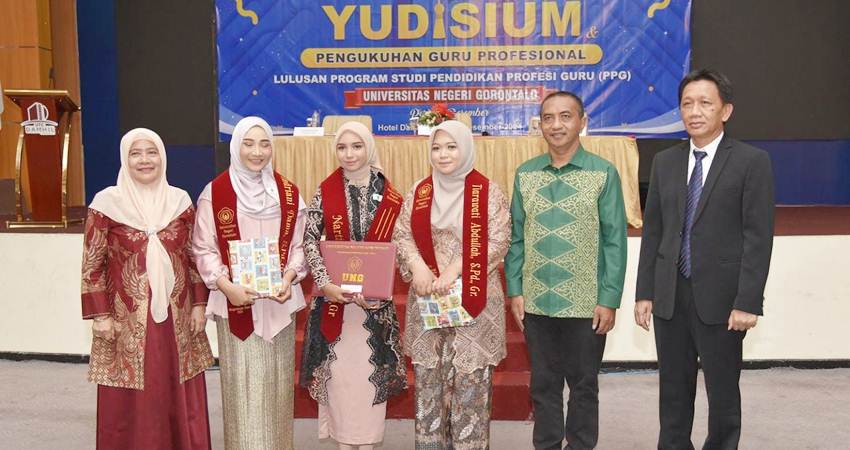 Foto Lulusan PPG UNG dalam kegiatan pengukuhan di Damhil UNG(F. Istimewa)