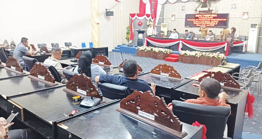 Rapat paripurna pengumuman pengusulan pengesahan pengangkatan Bupati-Wakil Bupati yang berlangsung di DPRD Kabupaten Gorontalo, kemarin (13/1). (F:Deie/Gorontalo Post)