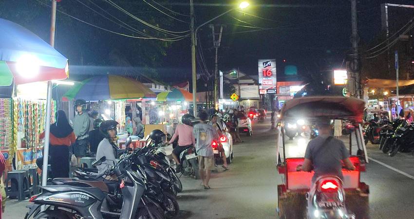 Sejumlah kendaraan sepeda motor terpakir di pinggir jalan yang belokasi di depan UNG, di mana mereka memarkir kendaraannya dengan mengabaikan rambu lalu lintas. (F. Natha/Gorontalo Post).