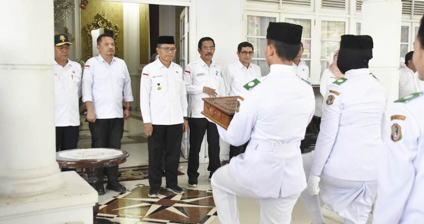 Suasana penyerahan bendera merah putih yang diarak mengelilingi seluruh daerah di Gorontalo dalam rangka peringatan Hari Patriotik 23 Januari kepada Pj Wali Kota Gorontalo, Ismail Madjid, Rabu (22/1/2025). (Foto: Prokopim)