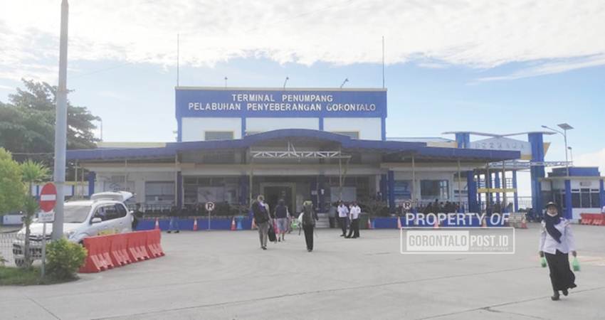 Suasana Pelabuhan penyeberangan Gorontalo untuk persiapan pemberangkatan KMP Tuna Tomini rute Gorontalo tujuan Wakai-Ampana, Selasa (21/1/2025). (Foto: Roy/Gorontalo Post).