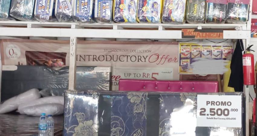 Perabotan rumah tangga yang di jual di salah satu toko.