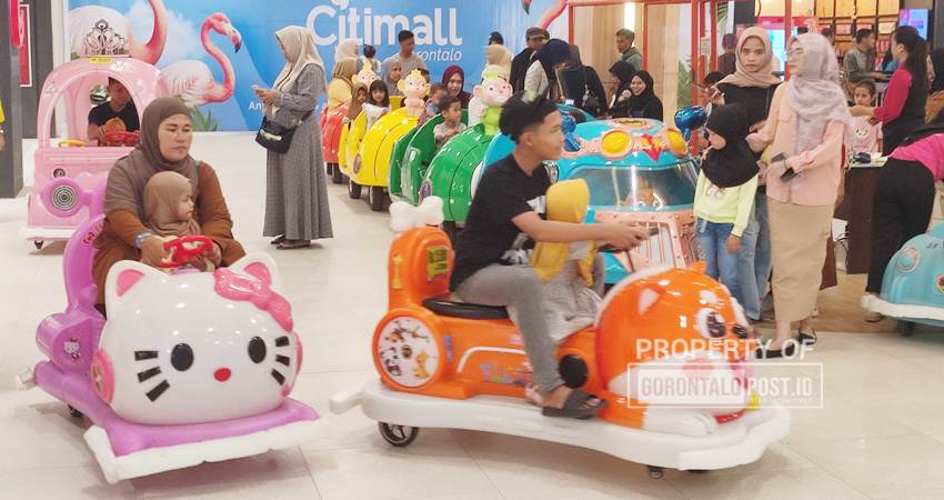 Sejumlah anak - anak bersama orang tua menikmati permainan mobil - mobilan dan kereta saat liburan akhir pekan. Ahad (12/1) (Foto: Natha/Gorontalo Post.)