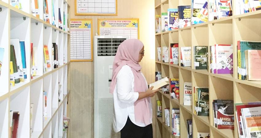 Kepala DKP Kota Gorontalo, Siti Dahlia Syarif ketika berada di perpustakaan Kota Gorontalo. (Foto: Prokopim)