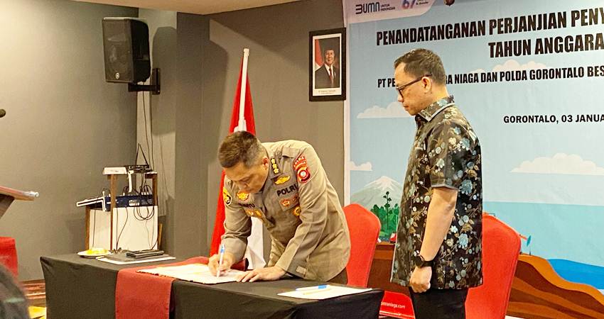 Region Manager Corporate Sales Pertamina Patra Niaga Regional Sulawesi Ferry Pasalini bersama Karo Logistik Polda Gorontalo, Kombes Pol Wahyu Tri cahyono saat melakukan penandatanganan kontrak pembelian BBM, di Asto Gorontalo, Jum'at (3/1/2025) (F. Diyanti/Gorontalo Post)