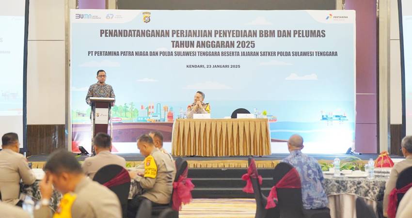 Penandatanganan kerja sama Polda Sultra dan Pertamina terkait pembelian BBM dan Pelumas tahun 2025, berlangsung di Kendari, Kamis (23/1). (foto : dok / pertamina)