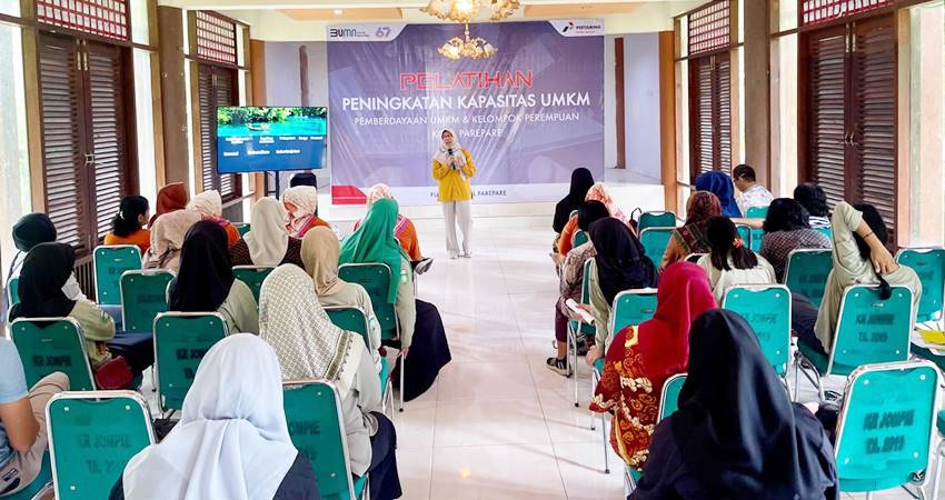 UMKM NAIK KELAS - Pelatihan bagi pelaku UMKM di Parepare, Sulawesi Selatan, yang digelar PT Pertamina Patra Niaga Sulawesi. (foto : dok / pertamina)