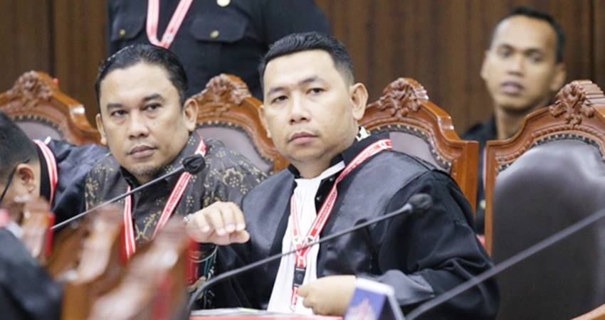 Yakob Abdul Rahmad Mahmud selaku kuasa hukum Termohon saat membacakan keterangan pada sidang Perkara Nomor 40/PHPU.WAKO-XXIII/2025 Perselisihan Hasil Pemilihan Umum Walikota Kota Gorontalo, pada Jumat (24/1) di Ruang Sidang Panel 3 MK. (Foto : bayu/humas-mkri)
