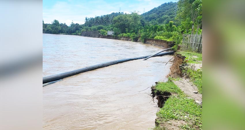 Pipa transmisi Perumda Muara Tirta yang rusak akibat dihantam luapan air Sungai Bone.