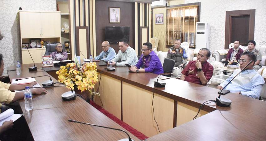 Suasana audiens antara Pj Wali Kota Gorontalo, Ismail Madjid dengan pengurus UMKM Sabilurrasyad, Kamis (2/1/2024) di ruang kerja wali kota. (Foto: Prokopim)