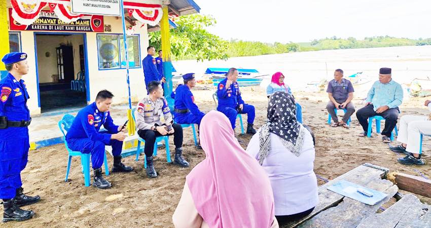 Kabag Bin Opsnal Dit Polairud Polda Gorontalo, Kompol Berty H. Runtukahu,S.E,M.M bertemu langsung dengan pemerintah desa serta masyarakat yang ada di Desa Imana, Kecamatan Atinggola, untuk menindaklanjuti keberadaan Pos Imana Polairud Polda Gorontalo.