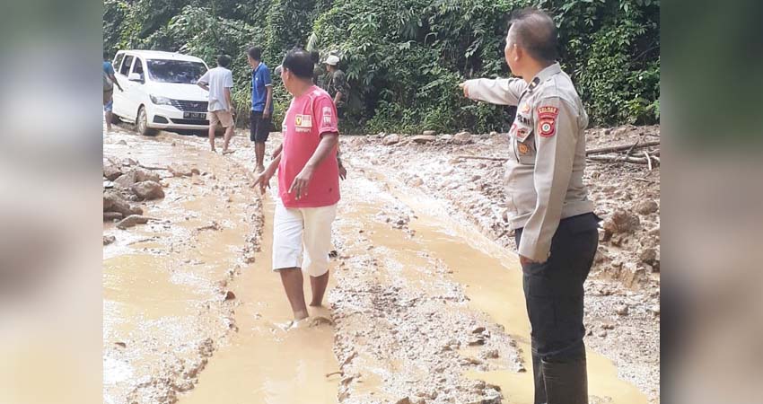 Personel Polsek dibantu oleh masyarakat, melakukan kerja bakti untuk membersihkan jalan yang sempat tertimbun longsor.