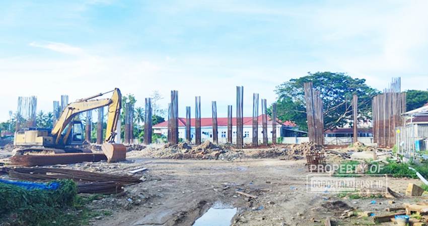 TERBENGKALAI - Kondisi proyek pembangunan ruang rawat inap RS Ainun Habibie yang saat ini terbengkalai. Nampak dua Excavator masih berada di lokasi dan tidak ada aktivitas apapun. Yang sudah terbangun saat ini baru sebatas pondasi dan rangka besi tiang pencang, Kamis, (2/1/2025). (Foto:Deice/Gorontalo Post)