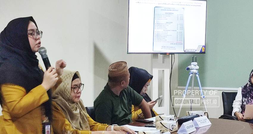 Kepala Kantor Urusan Internasional (KUI) sekaligus Tim Kebijakan UBM Gorontalo, Ayu Anastasya Rachman, saat menjelaskan rincian biaya yang saat ini viral di masyarakat, Senin (20/1/2025) (F. Natha/Gorontalo Post)