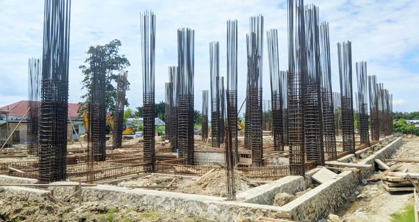 PUTUS KONTRAK. Kondisi pembangunan ruang rawat inap Rumah Sakit Hasri Ainun Habibieyang tak selesai