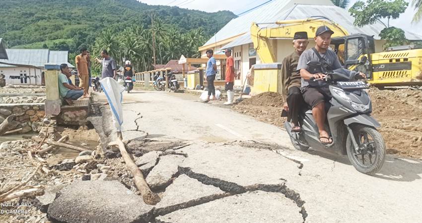 RUSAK - Kondisi jembatan di Desa Libungo, Suwawa Selatan yang hancur karena diterjang banjir bandang. (foto Caisar/GP)