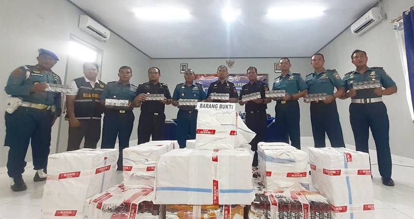 Danlanal Gorontalo, Letkol Laut (P) Martha Novalianto, S.H.,M. Tr.Opsla.,CHRMP bersama Kepala Beacukai Gorontalo saat memperlihatkan barang bukti rokok ilegal hasil sitaan, Selasa (14/1). (foto : istimewa)