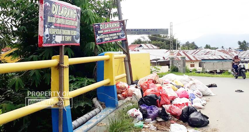 Kondisi Jembatan Ampi yang berada diKelurahan Molosifat U Kecamatan Sipatana Kota Gorontalo yang dijadikan tempat pembuangan sampah. (Footo : Lidya/GorontaloPost)