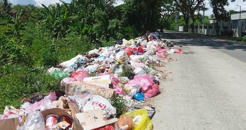 Tumpukan sampah di Desa Hutuo, Kecamatan Limboto, Kabupaten Gorontalo dikeluhkan oleh masyarakat, baik warga sekitar maupun pengguna jalan.