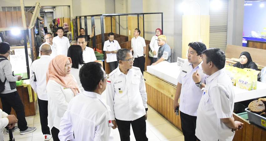Pj Wali Kota Gorontalo, Ismail Madjid ketika berkunjung ke Pasar Sentral, Rabu (22/1/2025). (Foto: Prokopim)