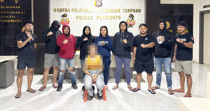 Tim Resmob Polda Gorontalo saat mengamankan mucikari atau germo inisial DY di saat beroperasi di marisa dalam praktik dugaan TPPO.