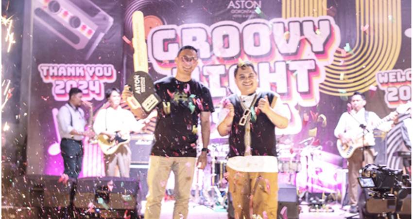 Penyerahan hadiah utama kepada tamu yang beruntung