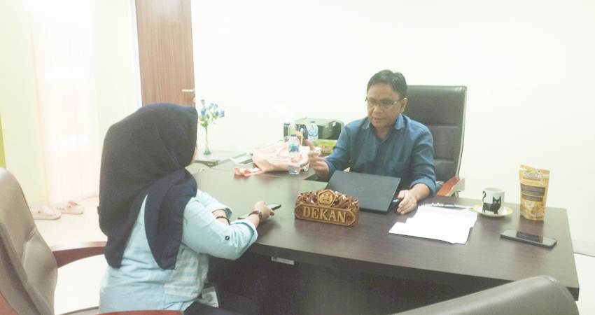 Dekan Teknik Sardi Salim, saat diwawancara awak media, Jum'at (3/1/2024) (F. Vira/Magang Gorontalo Post)