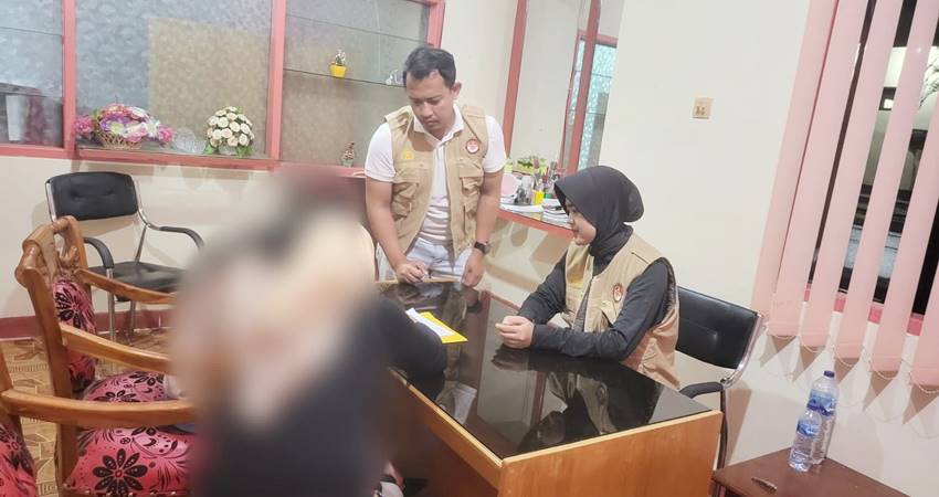 Korban cabul oleh 20 pria lajang di Kabupaten Gorontalo saat menjalani trauma healing oleh Bagian Psikologi Biro SDM Polda Gorontalo.