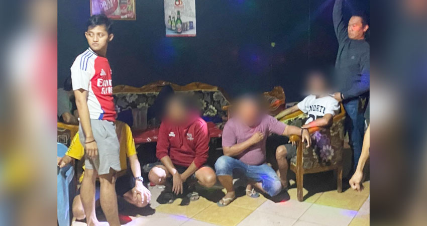 Para tersangka dugaan penggelapan mobil rental saat diciduk Team rajawali Polresta Gorontalo Kota di salah satu cafe yang berada di kecamatan Dumbo raya, Selasa (28/01) sekitar pukul 01.20 Wita. (Foto: Humas Polres Gorontalo Kota)