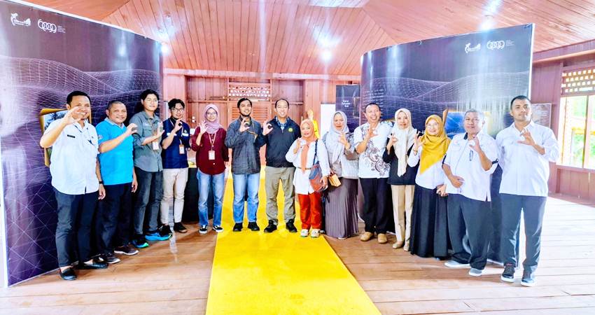 KUNJUNGAN. Tim Badan geologi kementrian ESDM saat melakukan kunjungan ke lokasi pembangunan pusat informasi geologi geopark di Kabupaten Gorontalo