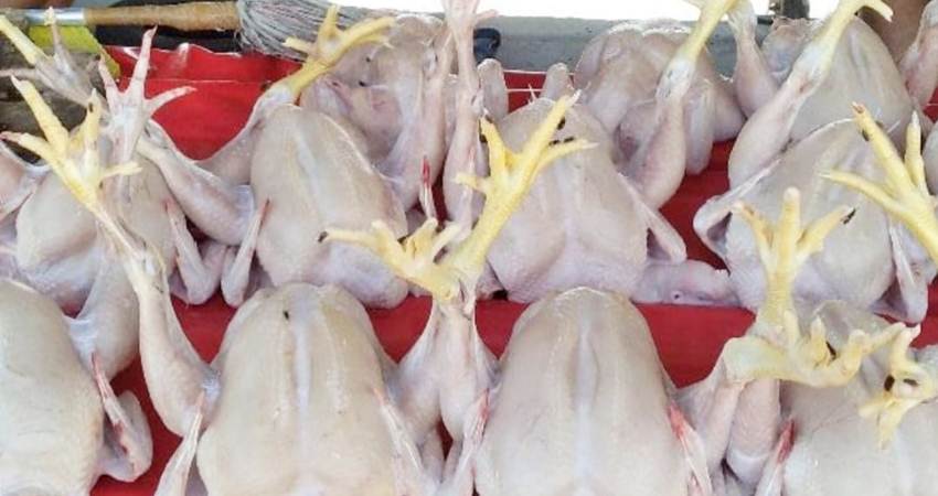 Harga kebutuhan pokok seperti daging ayam pada sejumlah pasar di Kota Gorontalo mengalami kenaikan. Pantauan Gorontalo Post di sejumlah pedagang