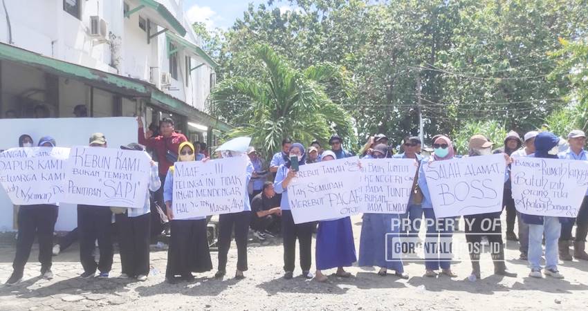 Emak-emak karyawan PT PG Gorontalo tampak memegang sebuah Pamflet bertuliskan Salah Alamat Boss. Tulisan itu ditujukan kepada masa aksi yang melakukan demo di Pabrik gula, Rabu, (15/1/2024). (Foto: Roy/Gorontalo Post).