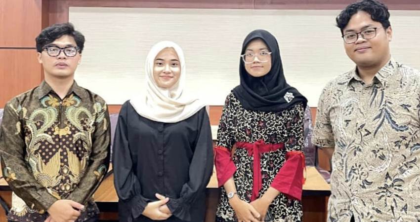 Enika (kerudung hitam), Tsani (kerudung putih), Rizki (sebelah Tsani), dan Faisal (paling kanan).--